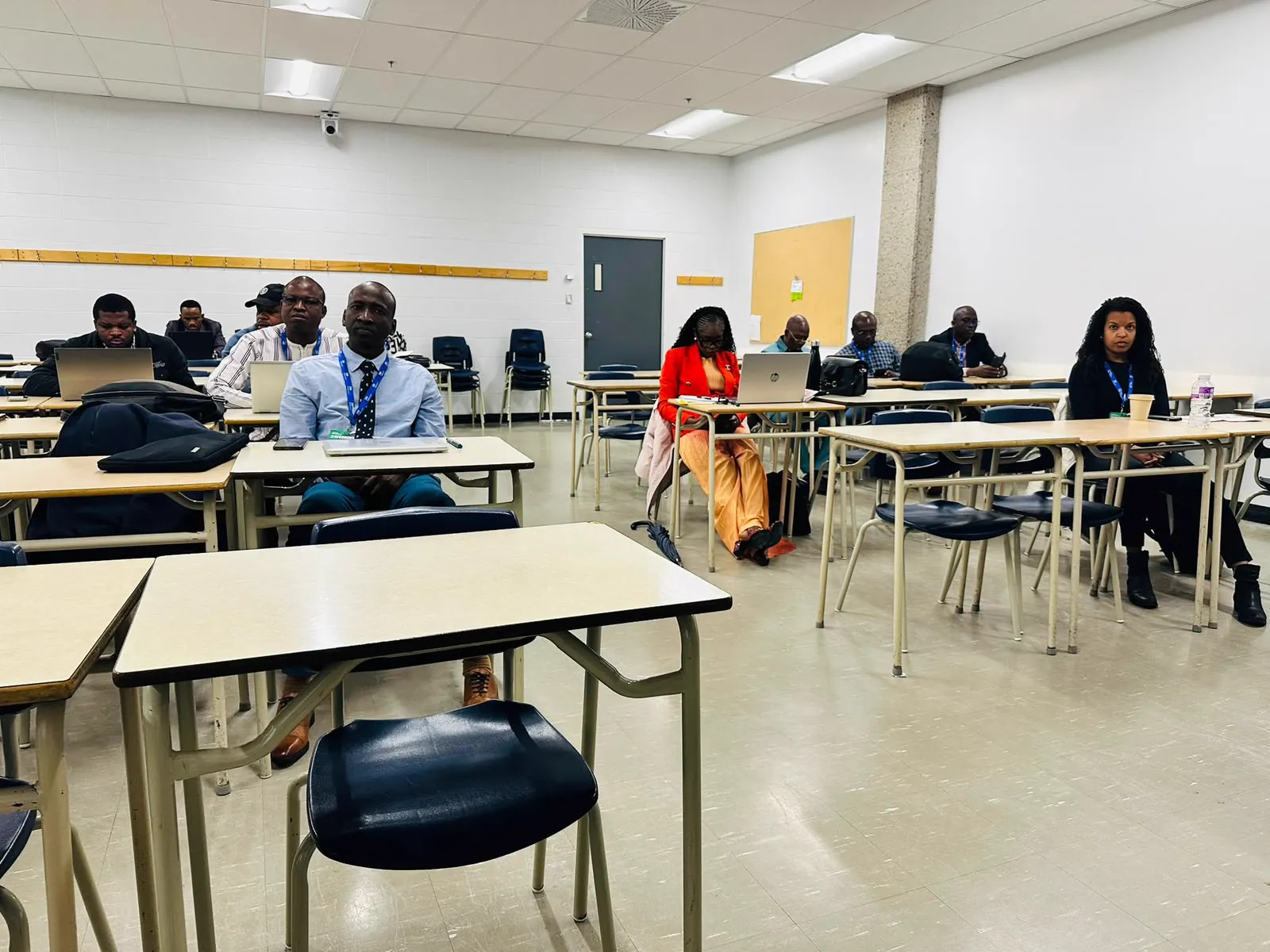 Salle de colloque à l’Université du Québec à Trois-Rivières avec quelques participants installés aux tables
