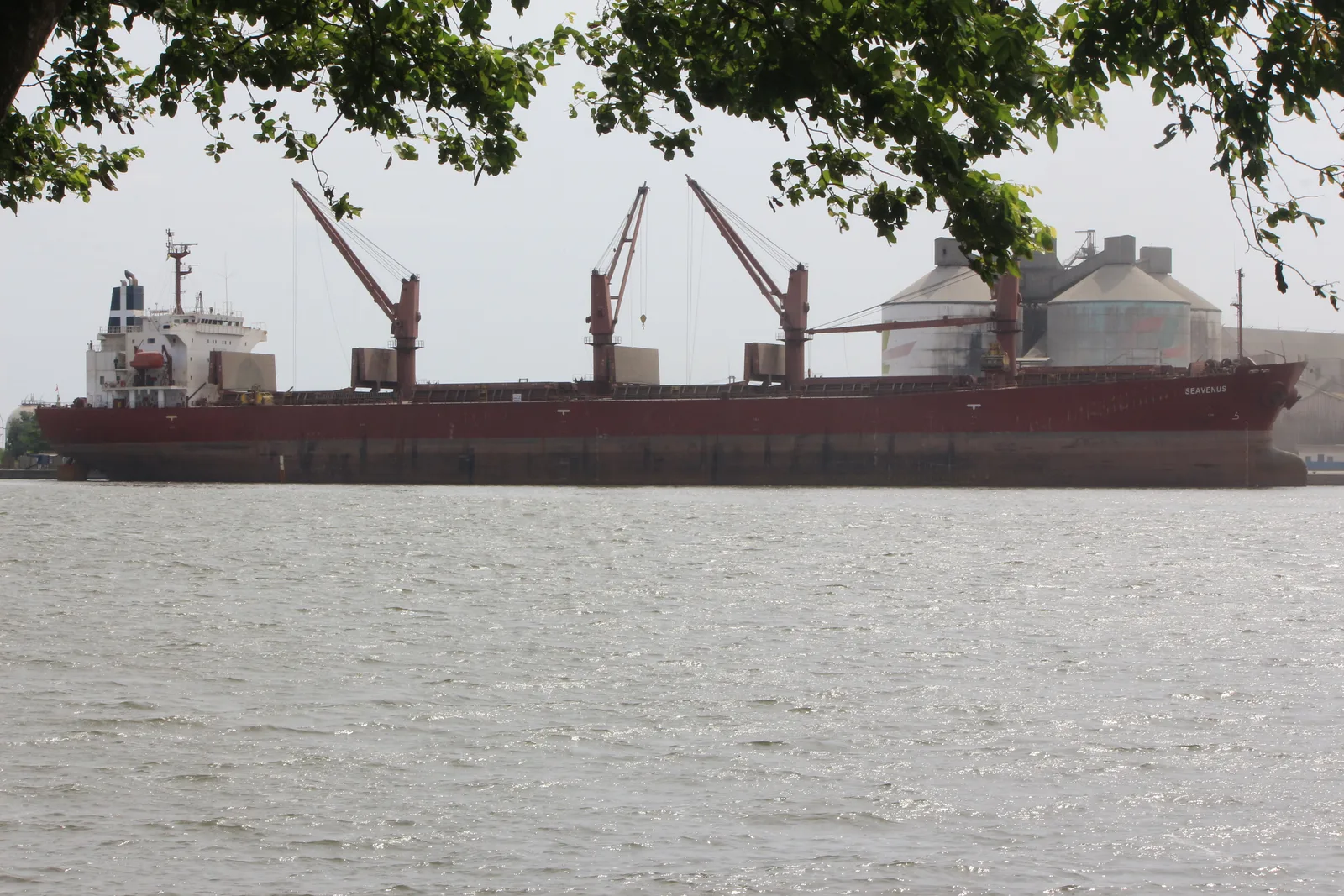 Navire de commerce à quai, golfe de Guinée