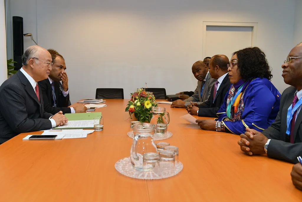 Signature d un accord institutionnel