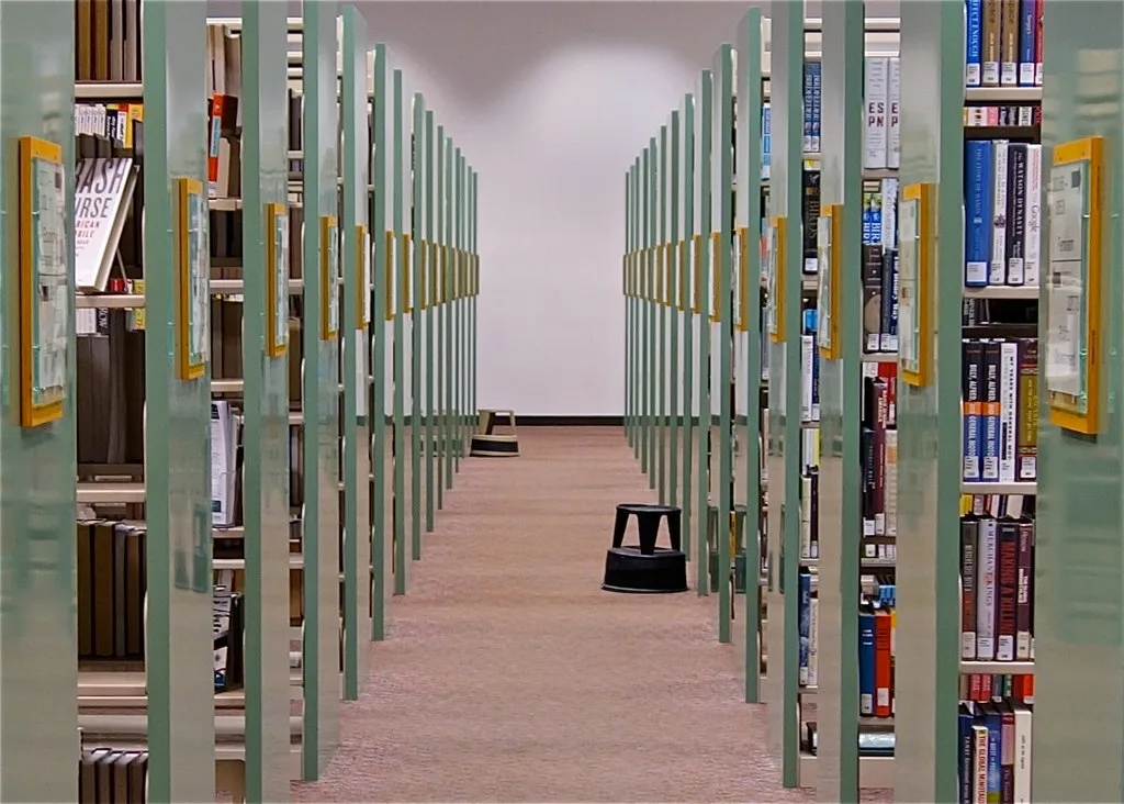 Rayonnages d’une bibliothèque de recherche