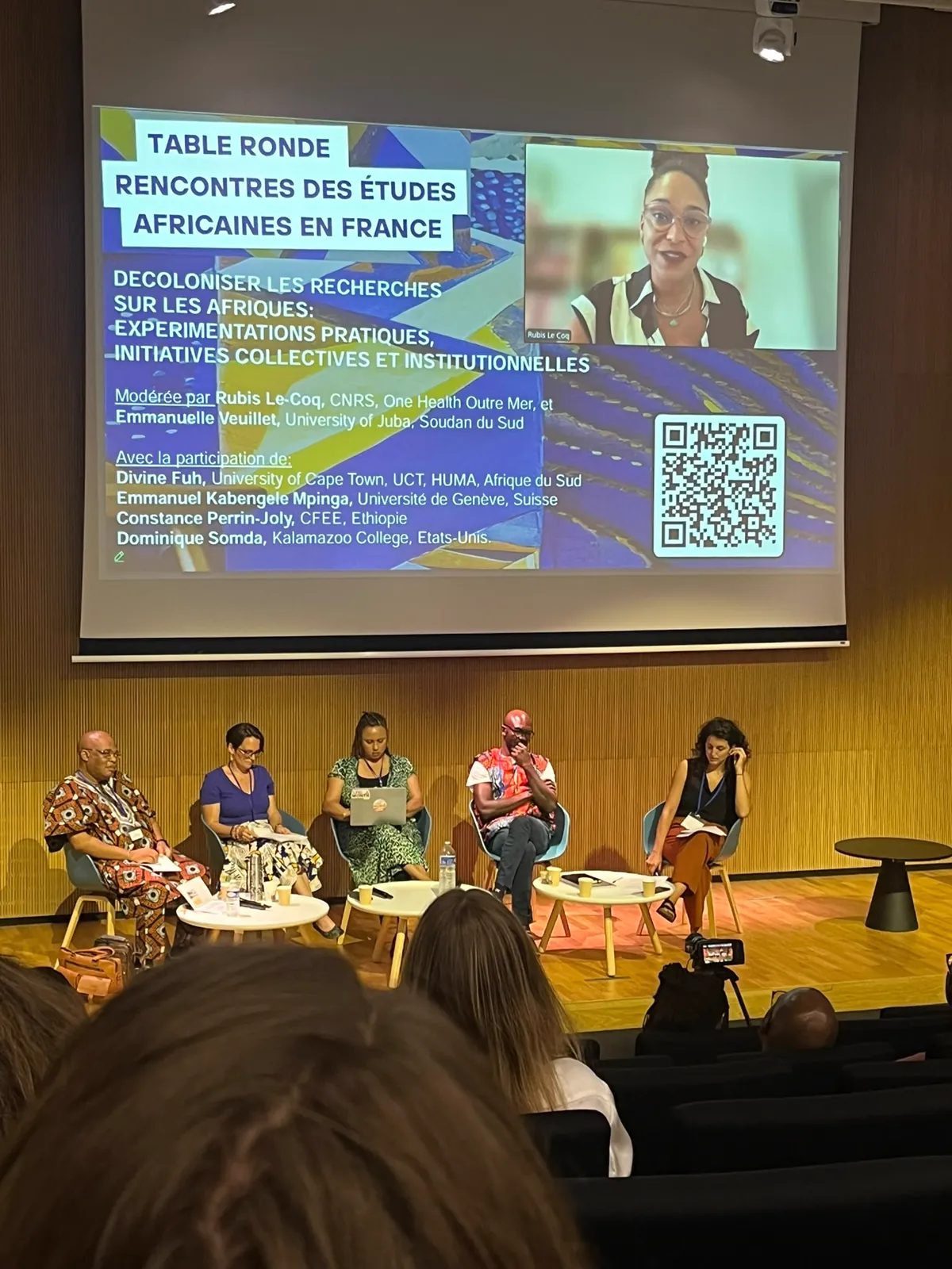 Table ronde des Rencontres des études africaines en France, sur scène devant un écran de présentation
