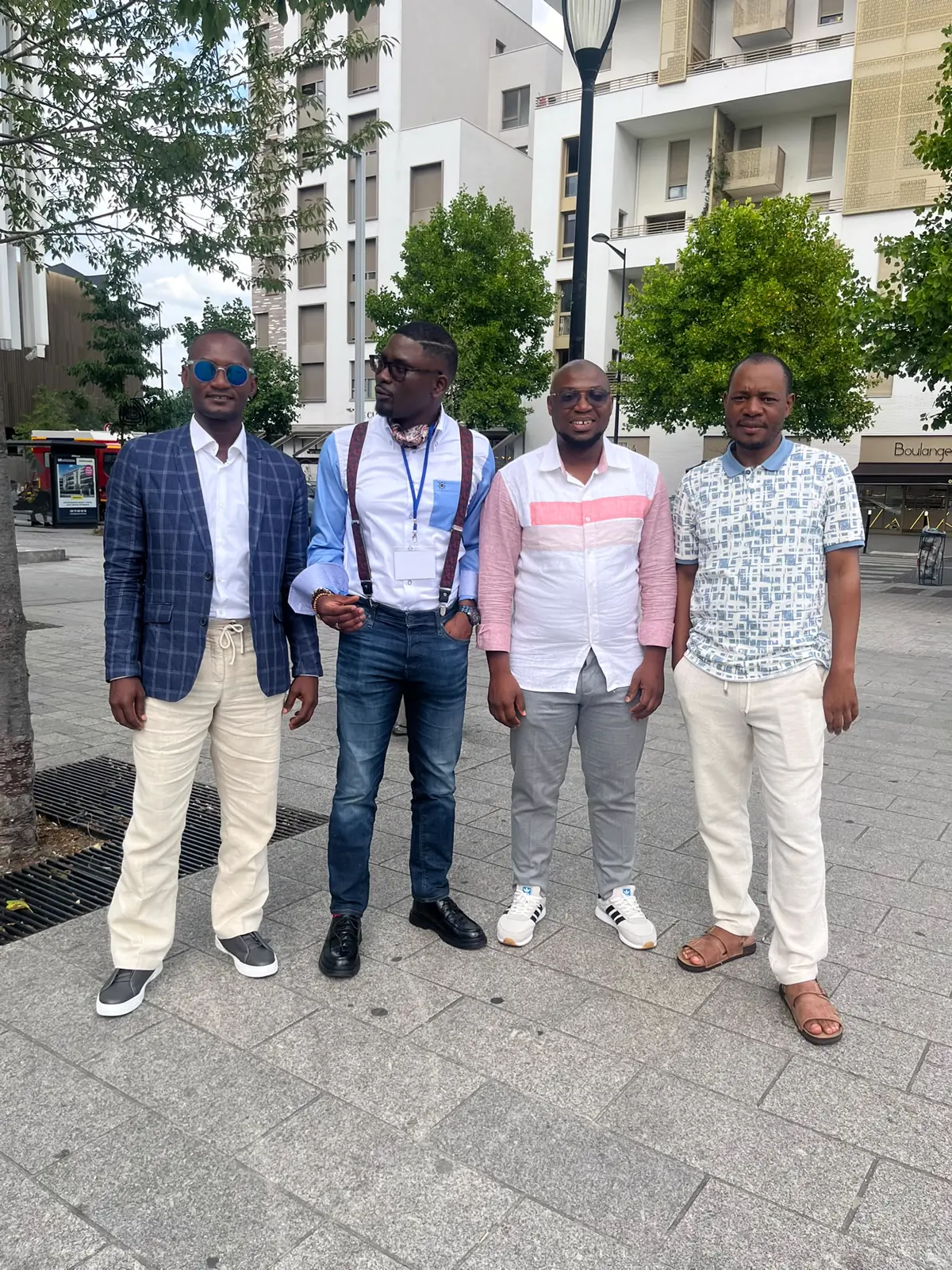 Quatre membres d’Africa Strategia devant les bâtiments du Campus Condorcet