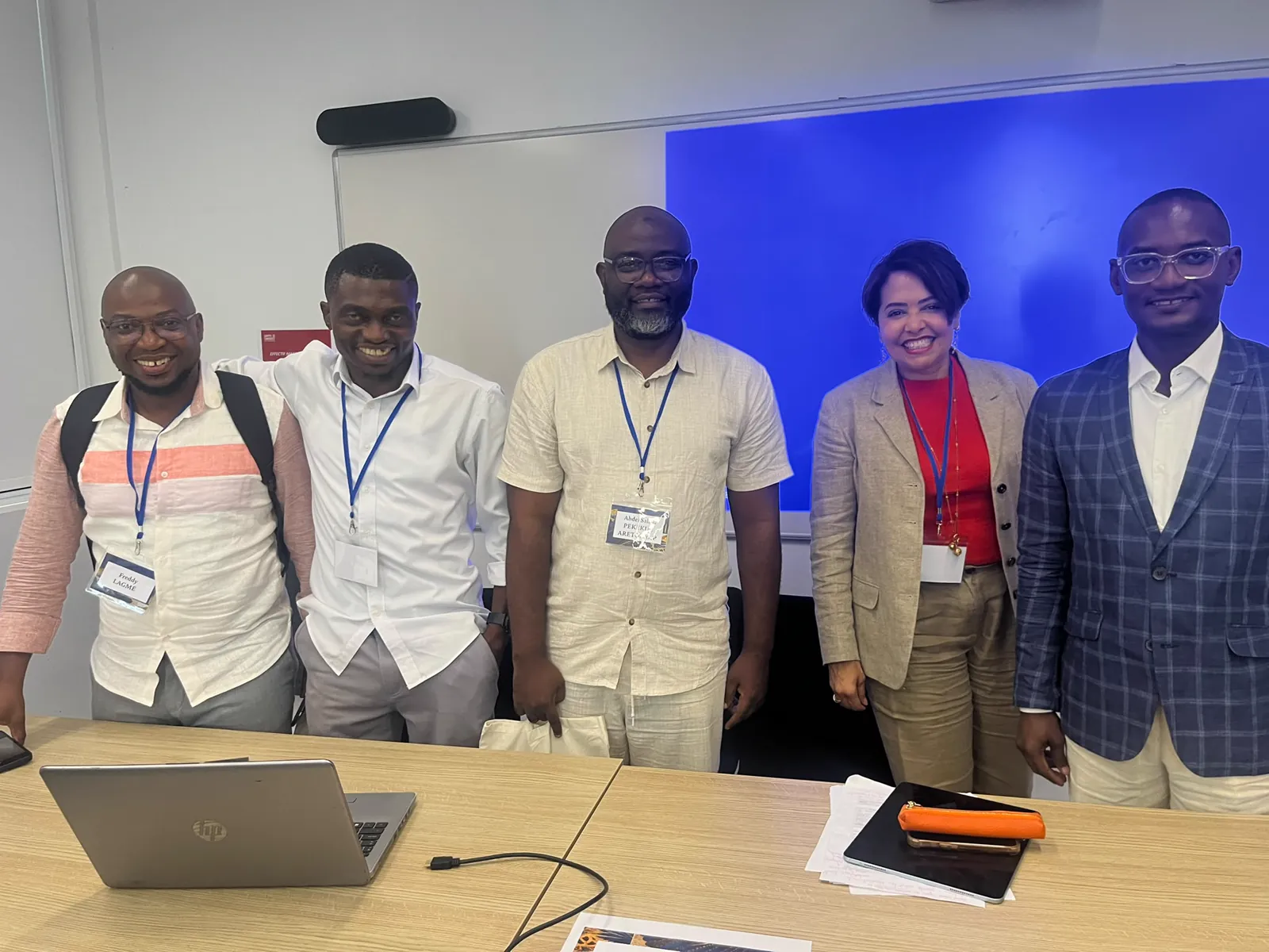 Membres d’Africa Strategia et participants dans une salle du Centre des colloques