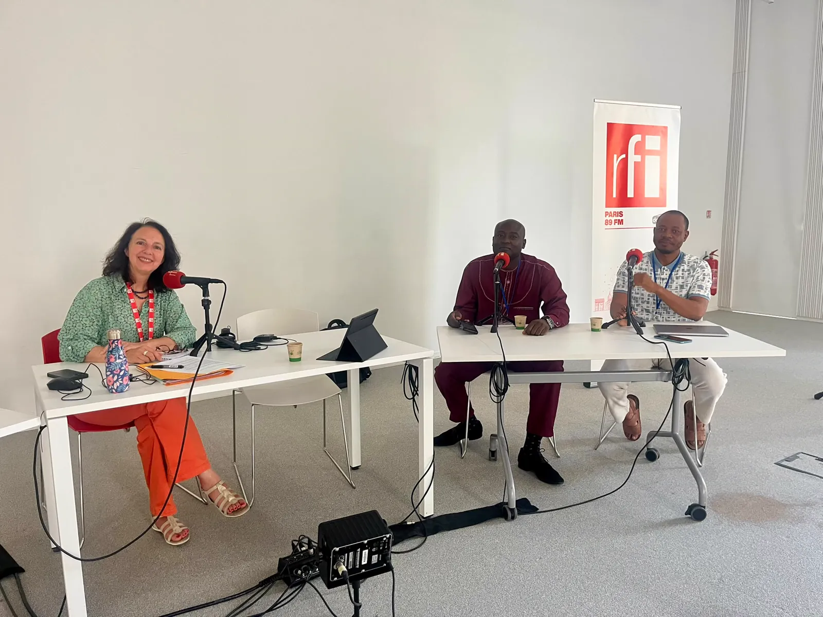 Enregistrement d’une émission radio en salle pendant les Rencontres