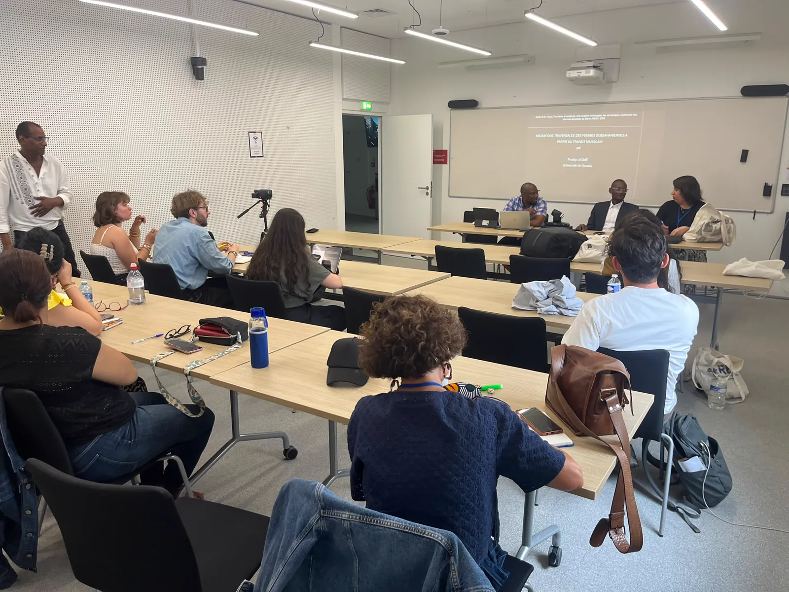 Salle d’atelier pendant une session des Rencontres, participants attentifs
