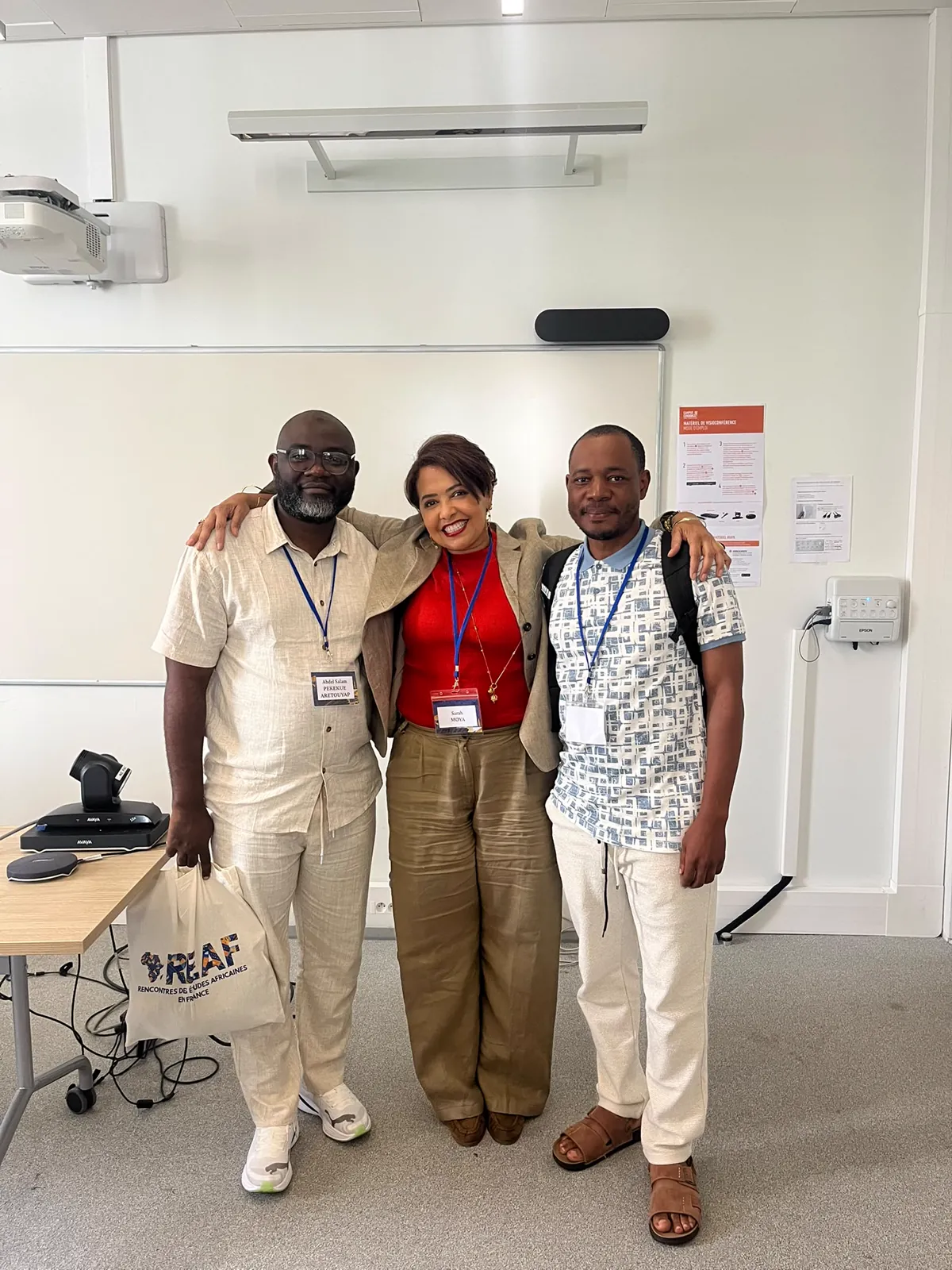 Trois participants de l’équipe Africa Strategia posant dans un couloir du Campus Condorcet