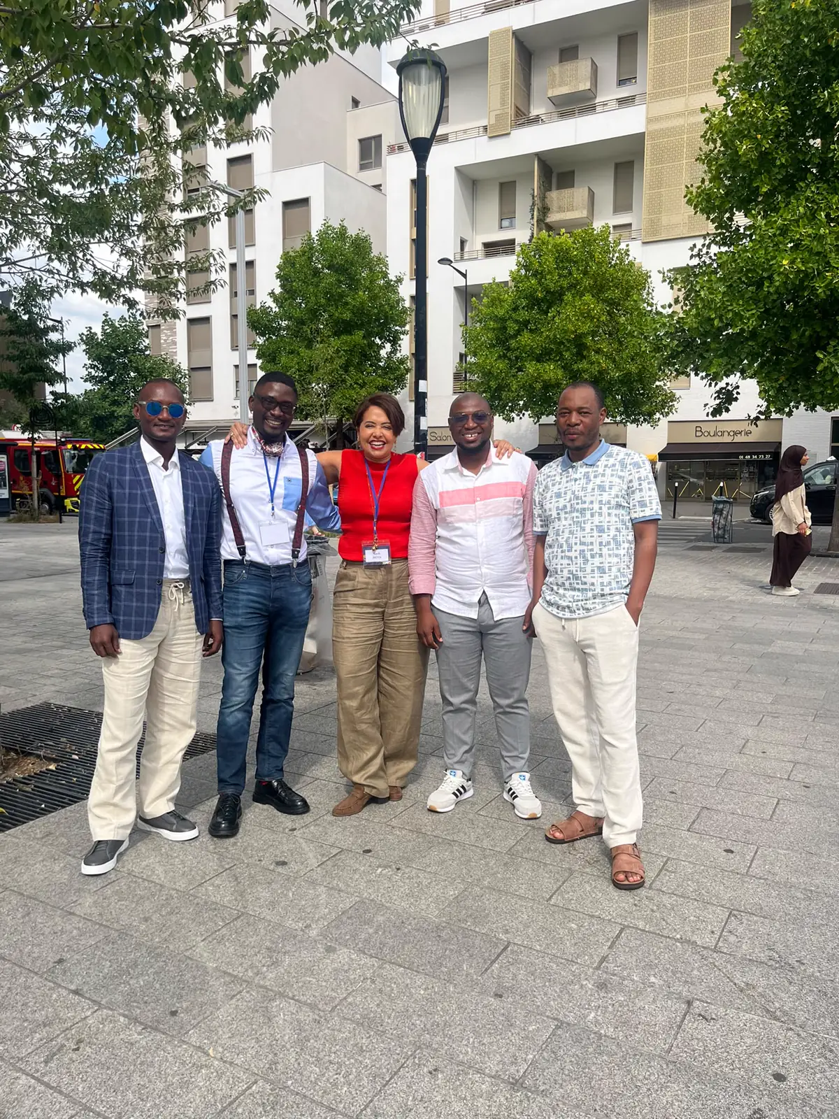 Membres de l’équipe Africa Strategia posant sur le parvis du campus
