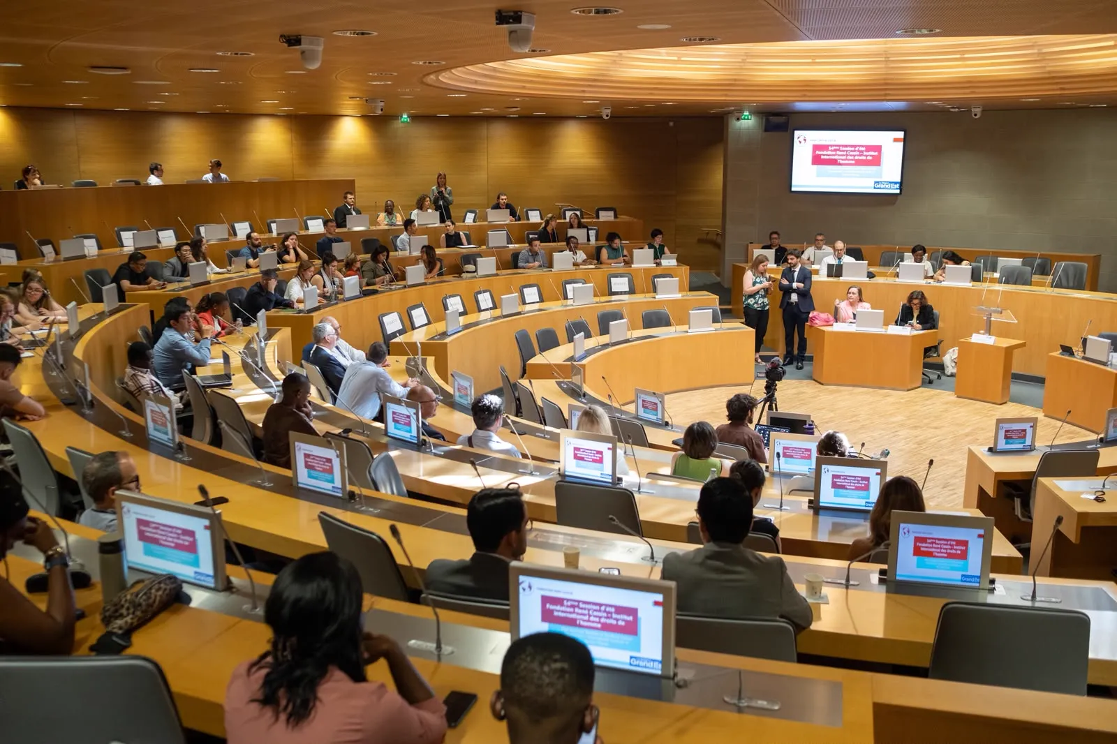 Participants réunis en amphithéâtre lors d’une session d’été