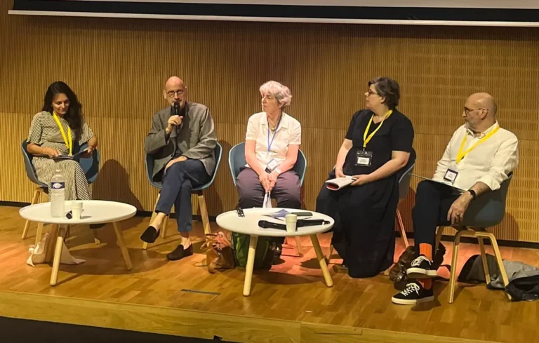 Table ronde de cinq intervenants sur scène lors des Rencontres des études africaines en France