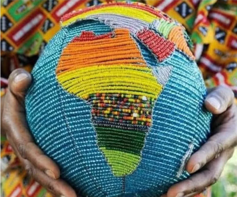 Globe africain en perles tenu entre deux mains