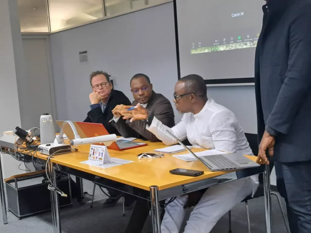 Séminaire d’Africa Strategia : trois intervenants autour d’une table, un participant debout