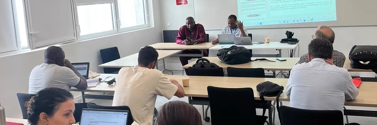 Séance de travail en salle : deux intervenants face aux participants